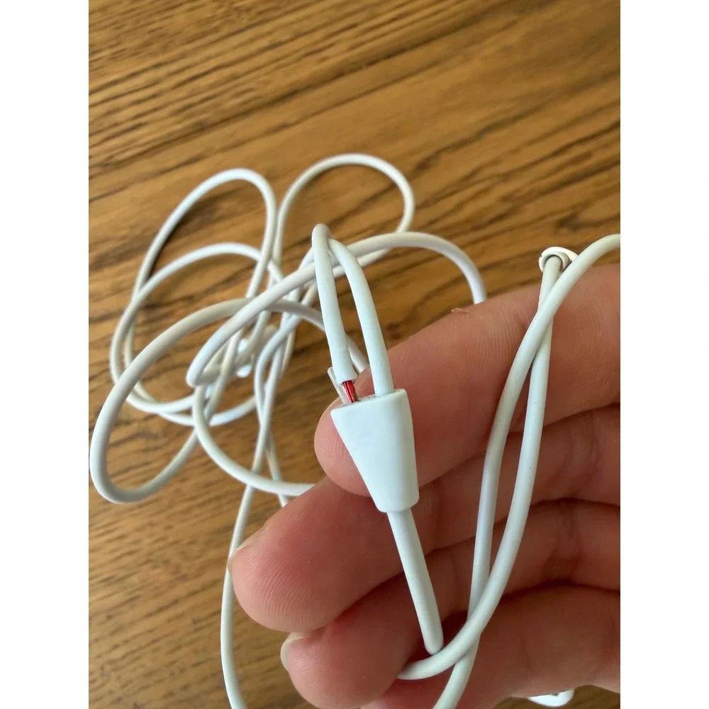 Apple EarPods with Lightning Connector White Wired Earbuds In-Ear Headphones